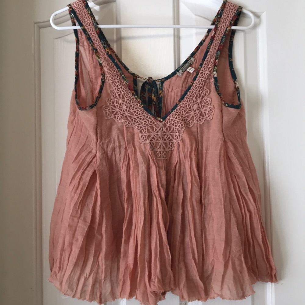 Adorable Gimmicks peachy tank with green ties